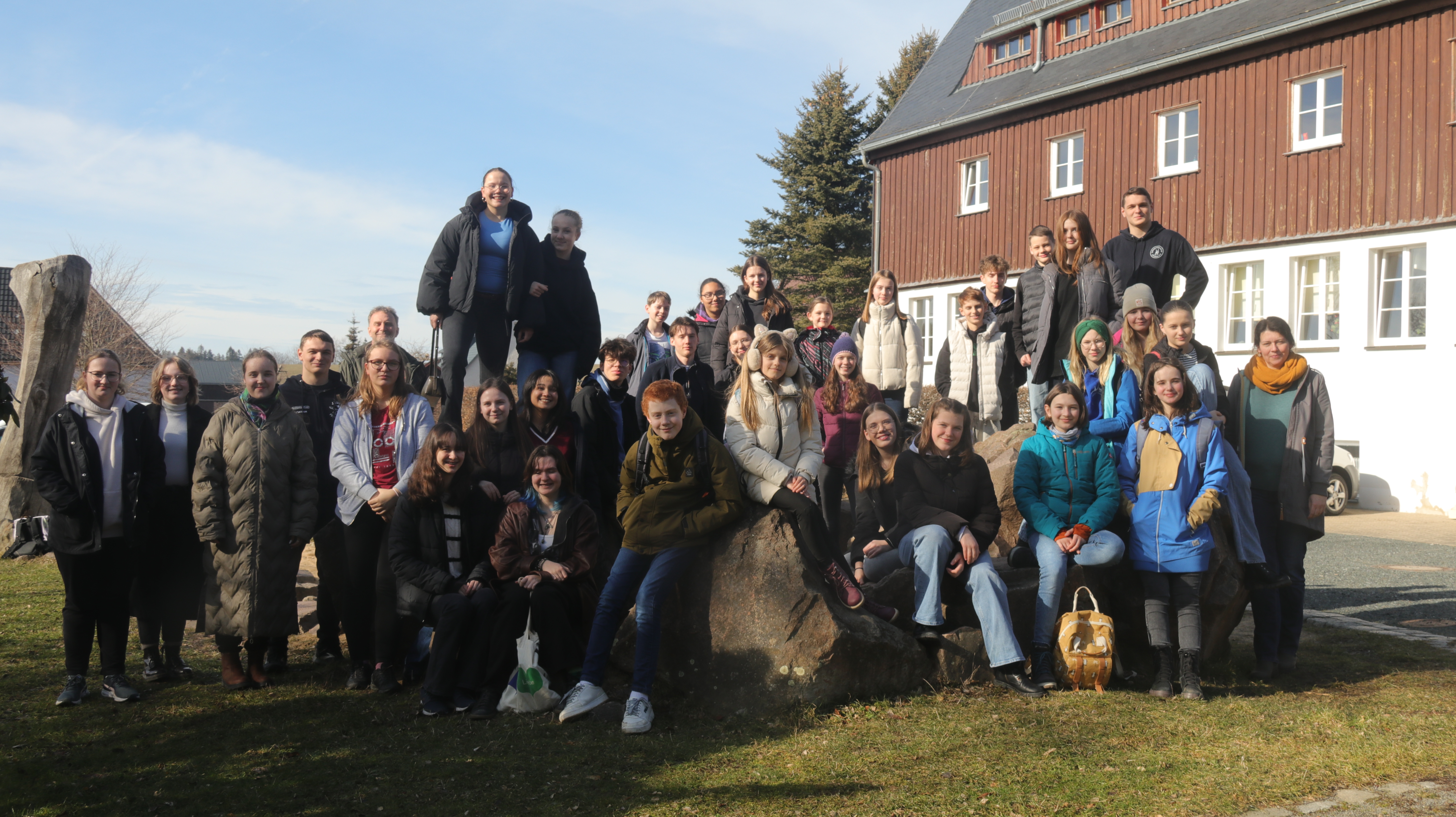 Auftritt des Kinder- und Jugendchors auf der B&uuml;hne