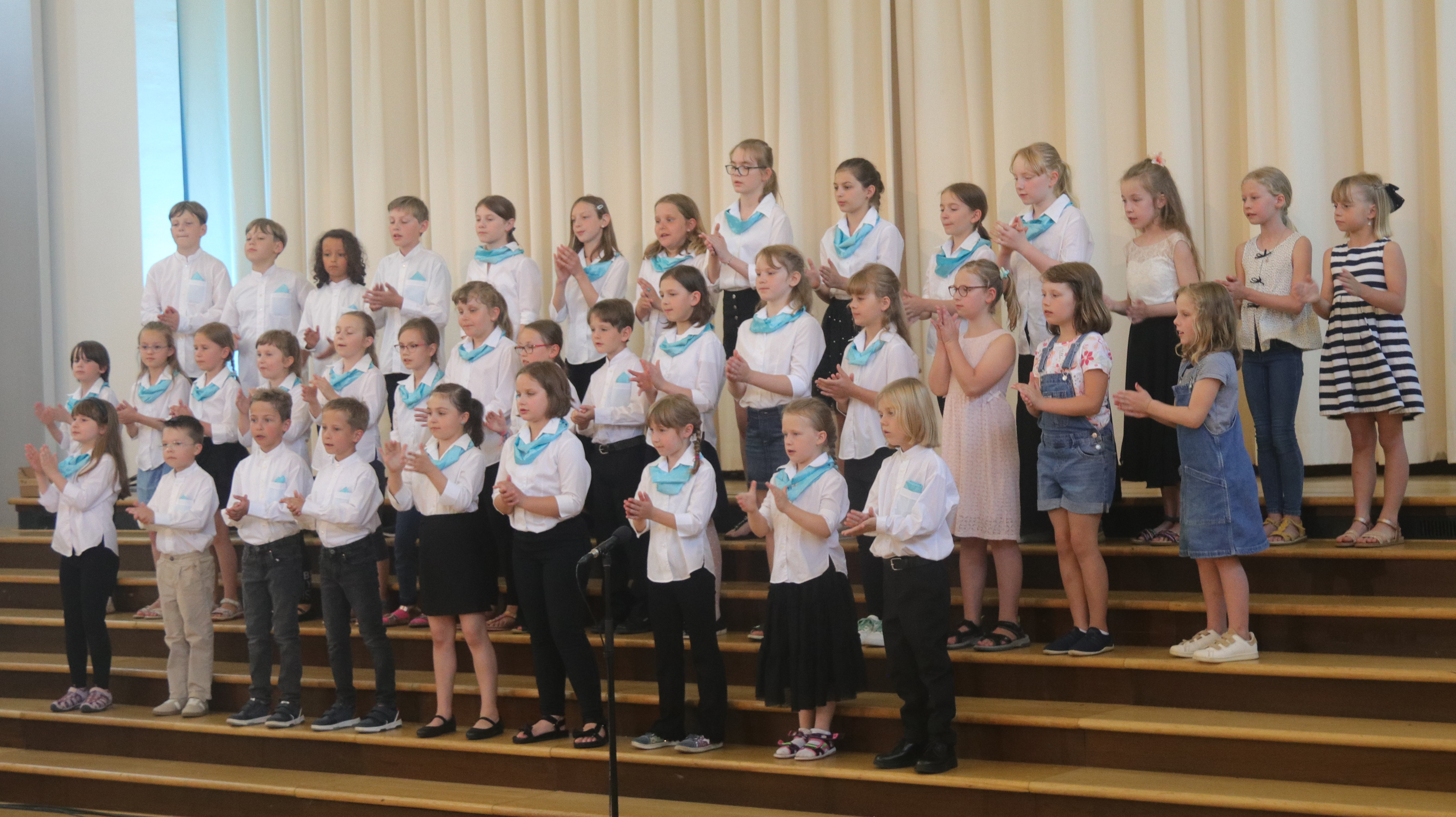 Kinder des Kleinen Kinderchors beim Proben und Singen