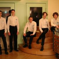 5 Jugendliche backstage